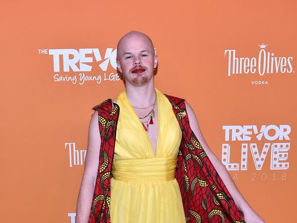 7 Foto Eks Pejabat Nuklir Non Biner yang Pakai Dress Curian ke Acara Formal