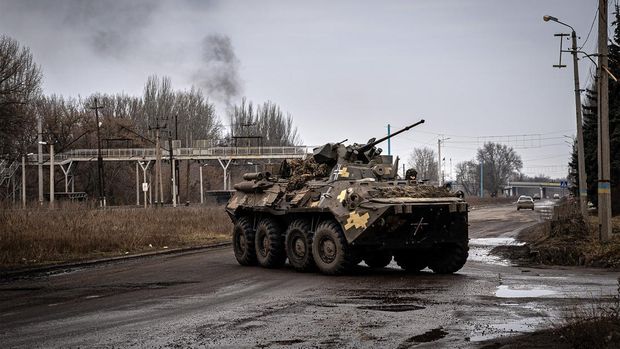 Ukraina Waswas Bila Bakhmut Jatuh ke Tangan Rusia 1 Sejumlah sapi mencari makan di Desa Prechistovka, Donetsk, Ukraina, yang hancur diserang Rusia, Senin (27/2/2023).