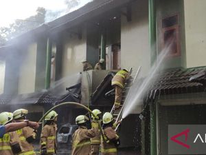 Mobil Terparkir di Garasi Terbakar, Hotel di Halim Jaktim Ikut Hangus