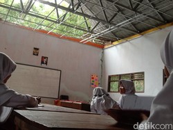 Siswa SD Indramayu Terpaksa Belajar di Musala gegara Ruang Kelas Ambruk