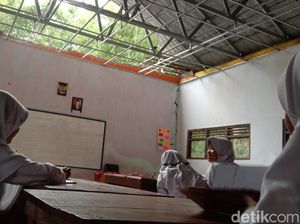 Siswa SD Indramayu Terpaksa Belajar di Musala gegara Ruang Kelas Ambruk Siswa SD Indramayu Terpaksa Belajar di Musala gegara Ruang Kelas Ambruk
