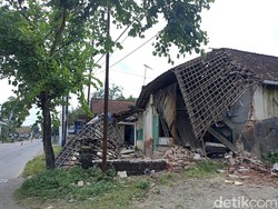 Rumah Warga Blitar Hancur Ditabrak Mobil Tak Bertuan