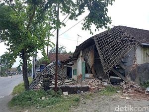 Rumah Warga Blitar Hancur Ditabrak Mobil Tak Bertuan Rumah Warga Blitar Hancur Ditabrak Mobil Tak Bertuan