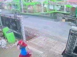 Horor! Detik-detik 2 Pemotor Tewas Terlindas Truk di Brebes Terekam CCTV