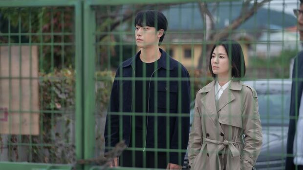 The Glory (L to R) Lee Do-Hyun as Joo Yeo-jeong, Song Hye-kyo as Moon Dong-eun in The Glory Cr. Graphyoda/Netflix © 2023
