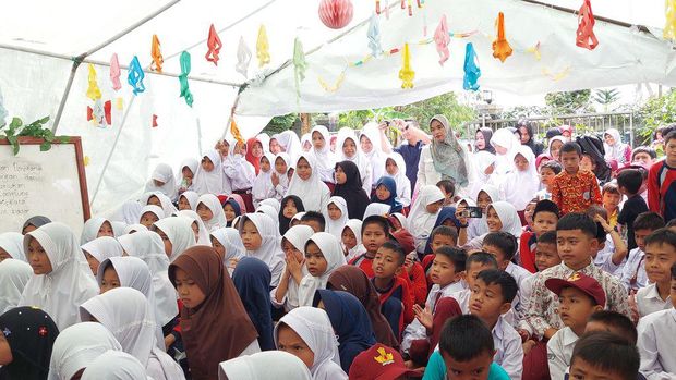 Tim Berbuatbaik.id memberikan ratusan paket alat tulis dan tas untuk siswa di SDN Cimanahayu, Kecamatan Cugenang, Kabupaten Cianjur. Simak kabar gembiranya!