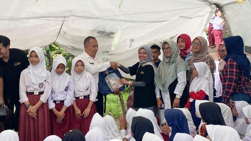 Tim berbuatbaik.id Salurkan Donasi untuk SD yang Terdampak Gempa Cianjur