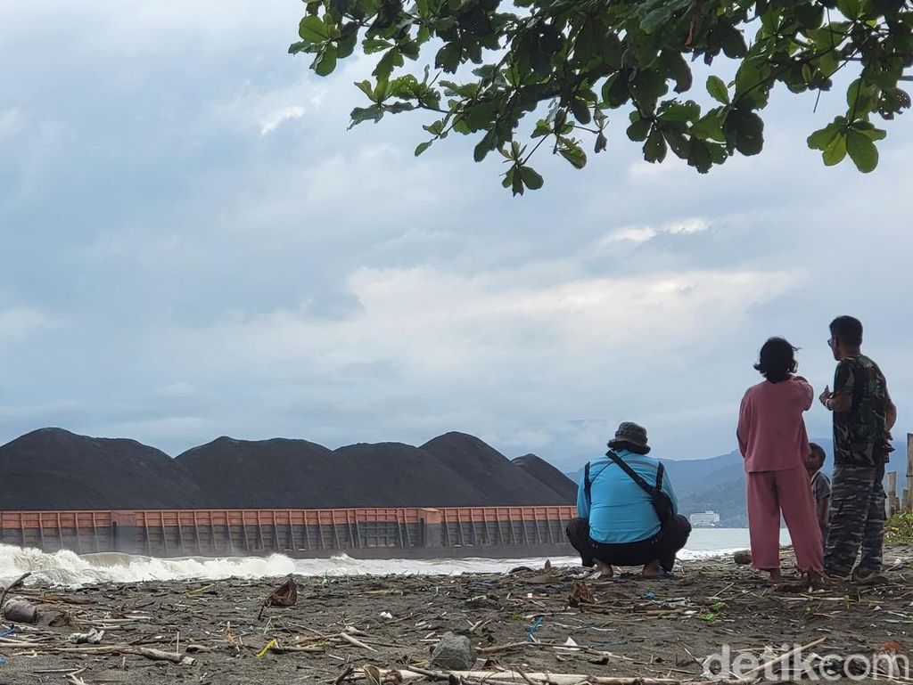 Cuaca Buruk, Tongkang Batu Bara Terseret ke Pesisir Palabuhanratu Cuaca Buruk, Tongkang Batu Bara Terseret ke Pesisir Palabuhanratu