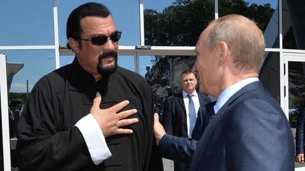 Russian President Vladimir Putin (R) speaks with US action movie actor Steven Seagal (L) at the Russia's first ever Eastern Economic Forum (EEF) in Vladivostok on September 4, 2015. AFP PHOTO / RIA NOVOSTI / POOL / ALEXEY DRUZHININ (Photo by ALEXEY DRUZHININ / RIA NOVOSTI / AFP)