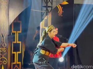 Mengenal Katerina, Gadis Garut yang Kebal Sabetan Golok Mengenal Katerina, Gadis Garut yang Kebal Sabetan Golok