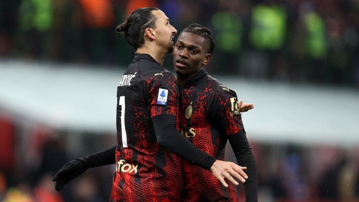STADIO GIUSEPPE MEAZZA, MILANO, ITALY - 2023/02/26: Rafael Leao (R) and Zlatan Ibrahimovic (L) of Ac Milan  celebrate at the end of the Serie A football match between Ac Milan and Atalanta Bc. Ac Milan wins 2-0 over Atalanta Bc. (Photo by Marco Canoniero/LightRocket via Getty Images)
