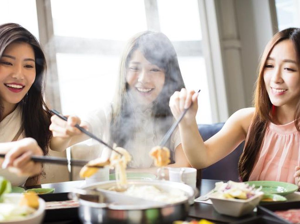 6 Hal Sopan yang Ternyata Dianggap Kasar Saat Makan di Resto China 6 Hal Sopan yang Ternyata Dianggap Kasar Saat Makan di Resto China