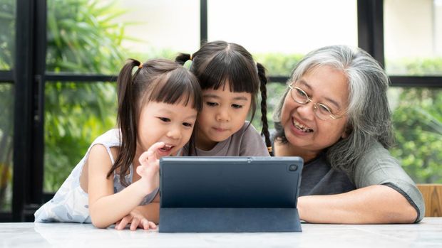 9 Dampak Psikologis Anak Diasuh Nenek dan Kakeknya
