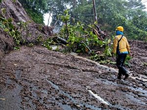 Akses ke Geopark Ciletuh Tertutup Longsor