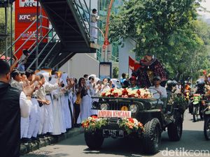 Riuh Warga Surabaya Antusias Sambut Arak-arakan Penghargaan Adipura Kencana Riuh Warga Surabaya Antusias Sambut Arak-arakan Penghargaan Adipura Kencana