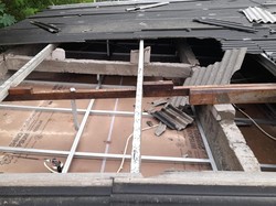 Atap Rumah Warga Beterbangan Akibat Angin Kencang di Tambun Bekasi