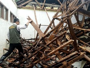 Bangunan SD di Sukabumi Ambruk Akibat Gempa