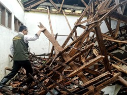 Bangunan SD di Sukabumi Ambruk Akibat Gempa