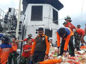 BPBD Jatim Ungkap Alasan Kirim Logistik ke Masalembu Pakai Kapal TNI AL BPBD Jatim Ungkap Alasan Kirim Logistik ke Masalembu Pakai Kapal TNI AL