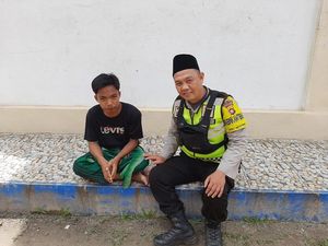 Kisah Pak Bhabin Bripka Ilmansyah Sekolahkan Anak Kurang Mampu di Jambi Kisah Pak Bhabin Bripka Ilmansyah Sekolahkan Anak Kurang Mampu di Jambi
