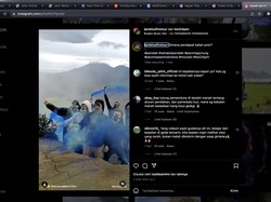 Bule Rame-rame Sulut Bom Asap di Kawah Ijen, Itu Ilegal!
