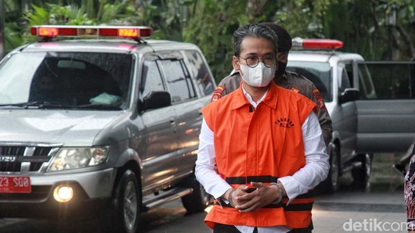 Lihat Lagi Momen Bupati Bangkalan Nonaktif Diperiksa KPK