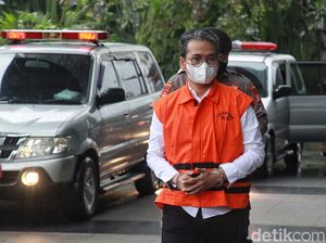 Lihat Lagi Momen Bupati Bangkalan Nonaktif Diperiksa KPK