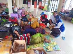 Penumpang Kapal Tertahan di Pelabuhan Kalianget Sumenep Terus Bertambah