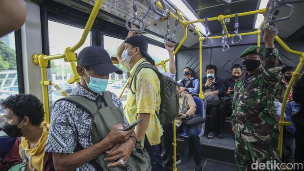 PT Transportasi Jakarta (Transjakarta) memperketat pengamanan demi meningkatkan keamanan di dalam bus dengan mensiagakan personel TNI.