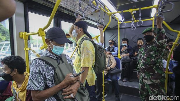 Cegah Pelecehan Seksual, Personel TNI Disiagakan di TransJakarta PT Transportasi Jakarta (Transjakarta) memperketat pengamanan demi meningkatkan keamanan di dalam bus dengan mensiagakan personel TNI.