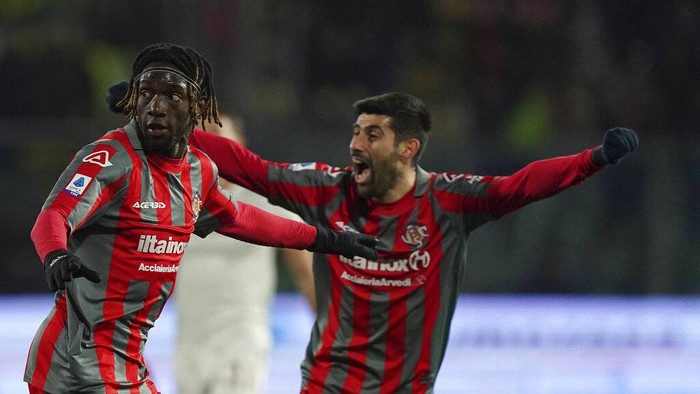 Cremoneses Frank Tsadjout, left, celebrates scoring his sides first goal during the Serie A soccer match between Cremonese and Roma at the Zini Stadium in Cremona, Italy, Tuesday, Feb. 28, 2023. (Spada/LaPresse via AP)