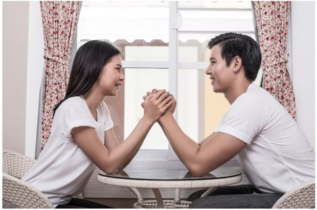 Deep talk saat santai di rumah/Foto:freepik/jcomp Deep talk saat santai di rumah/Foto:freepik/jcomp