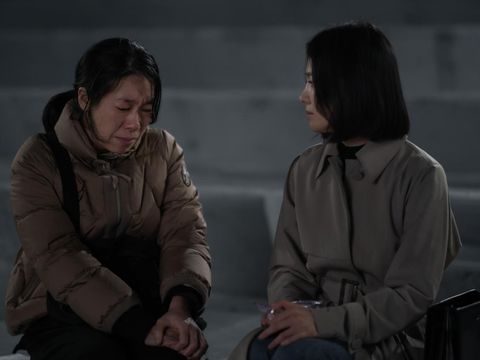 Drama Korea The Glory Part 2 (2023) The Glory (L to R) Yeom Hye-ran as Kang Hyeon-nam, Song Hye-kyo as Moon Dong-eun in The Glory Cr. Graphyoda/Netflix © 2023