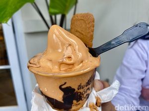 Dum Dum Cafe: Es Krim Thai Tea Topping Biscoff yang Legit Dum Dum Cafe: Es Krim Thai Tea Topping Biscoff yang Legit