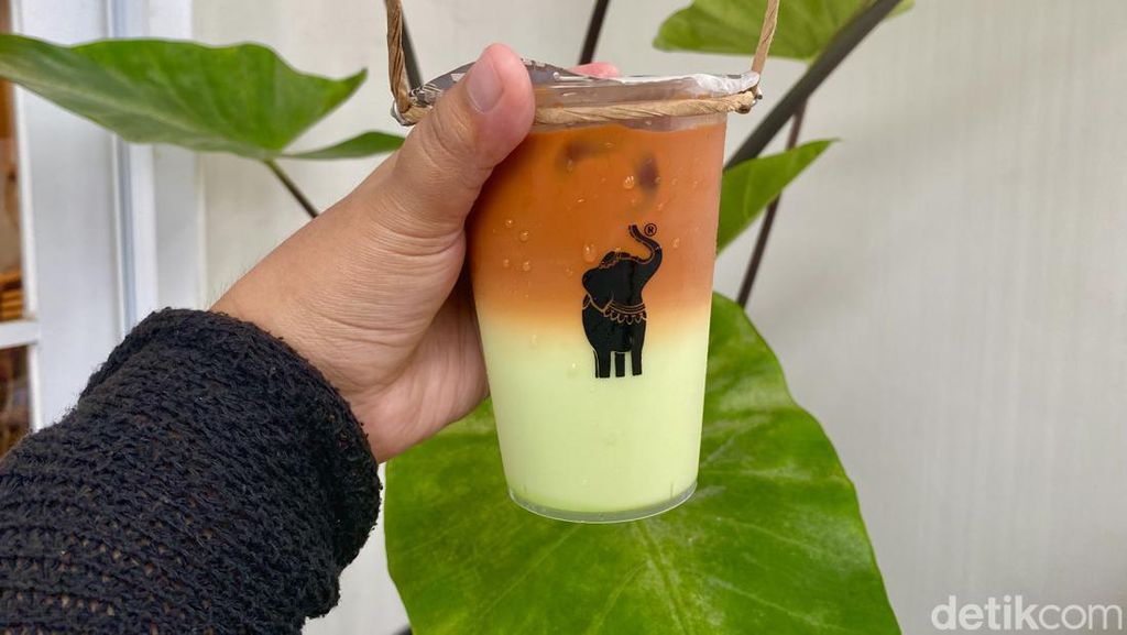 Segar! Bisa Cicip Thai Tea Pandan Latte di Dum Dum Cafe