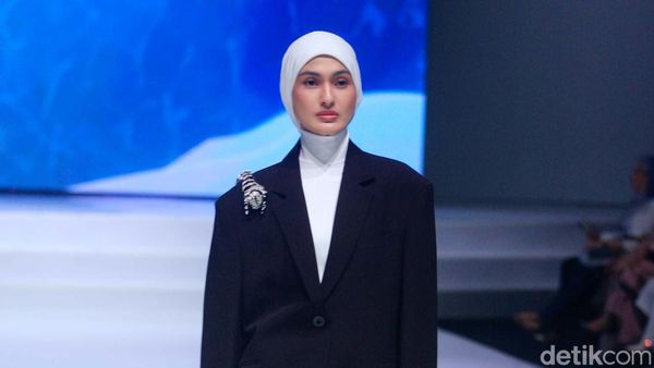 Foto 10 Koleksi Rani Hatta di IFW 2023, Perpaduan Busana Feminin dan Boyish