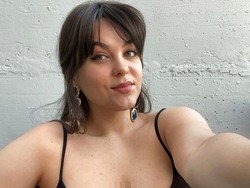 Selebgram Kecanduan Main Handphone 14 Jam Sehari, Nasibnya Jadi Begini