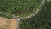 Foto Udara Ribuan Truk Batu Bara Terjebak Macet Parah di Jambi