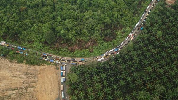 Foto Udara Ribuan Truk Batu Bara Terjebak Macet Parah di Jambi
