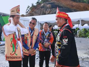 Gaya Jokowi Pakai Rompi Adat Saat Resmikan Groundbreaking PLTA di Kaltara Gaya Jokowi Pakai Rompi Adat Saat Resmikan Groundbreaking PLTA di Kaltara