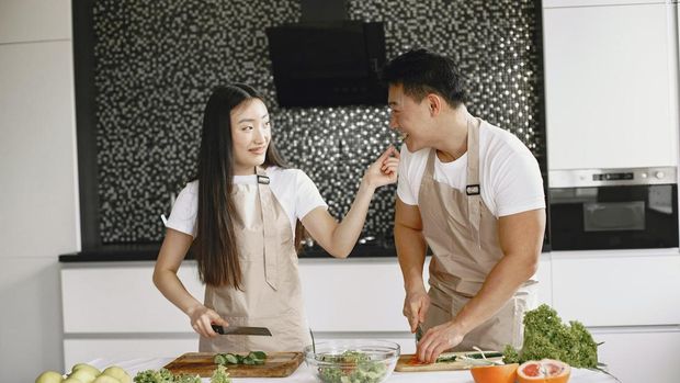 Saat Capricorn sudah memiliki pasangan, dia akan berusaha menghidupkan suasana dengan menyajikan masakan dan minuman yang lezat/Foto: pexels.com/gustavo-fring