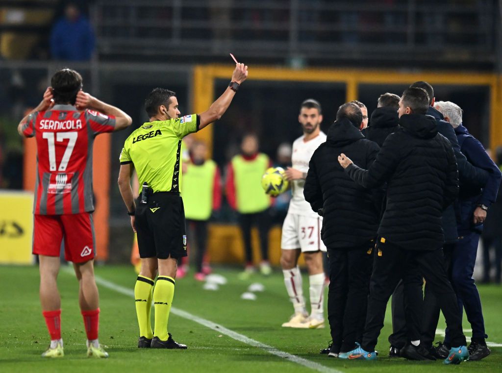 CREMONA, ITALY - FEBRUARY 28: Jose Mourinho, Head Coach of AS Roma, receives a red card from Referee Marco Piccinini during the Serie A match between US Cremonese and AS Roma at Stadio Giovanni Zini on February 28, 2023 in Cremona, Italy. (Photo by Alessandro Sabattini/Getty Images)