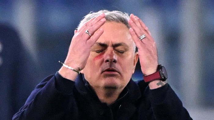 Soccer Football - Serie A - AS Roma v Hellas Verona - Stadio Olimpico, Rome, Italy - February 19, 2023 AS Roma coach Jose Mourinho reacts REUTERS/Alberto Lingria