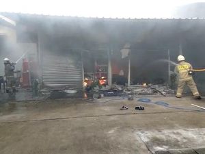 Tempat Penyimpanan Sparepart Motor di Duren Sawit Terbakar Tempat Penyimpanan Sparepart Motor di Duren Sawit Terbakar