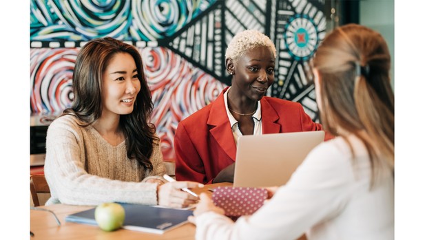 Kelebihan kepribadian introver/pexels/Alexander Suhorucov ilustrasi interaksi antara introver dan orang-orang di sekitarnya