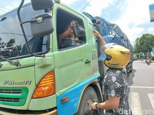 Curhat Sopir Truk Kena Macet di Pantura Rembang, 2 Jam Cuma Dapat 1 Km!