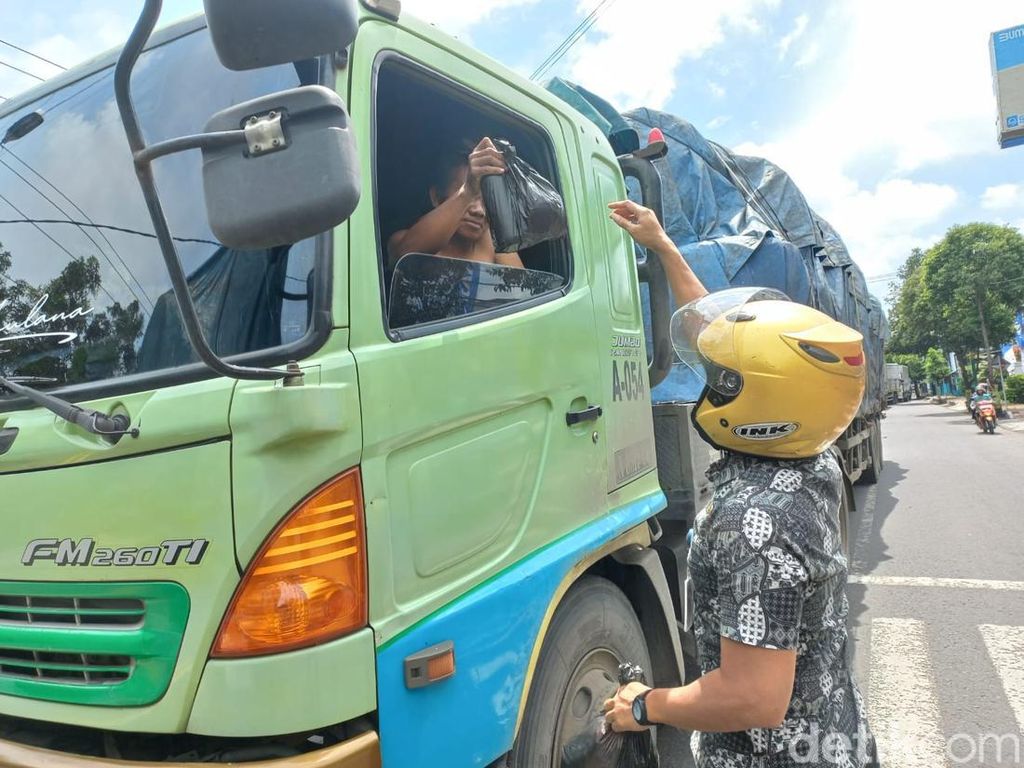 Curhat Sopir Truk Kena Macet di Pantura Rembang, 2 Jam Cuma Dapat 1 Km! Curhat Sopir Truk Kena Macet di Pantura Rembang, 2 Jam Cuma Dapat 1 Km!