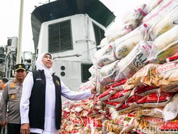 Khofifah Lepas KRI Malahayati 362 Kirim Bantuan Logistik ke Masalembu