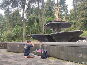 Ketika Khoirudin Bersimpuh di Hadapan Patung Dewi Saraswati