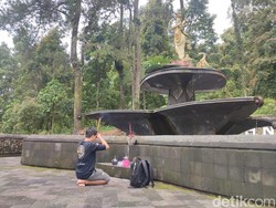 Ketika Khoirudin Bersimpuh di Hadapan Patung Dewi Saraswati